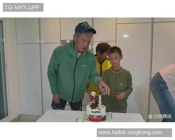 林丹妻儿西班牙玩耍，9岁儿子头上俩旋，腿细又长，看着能长到190